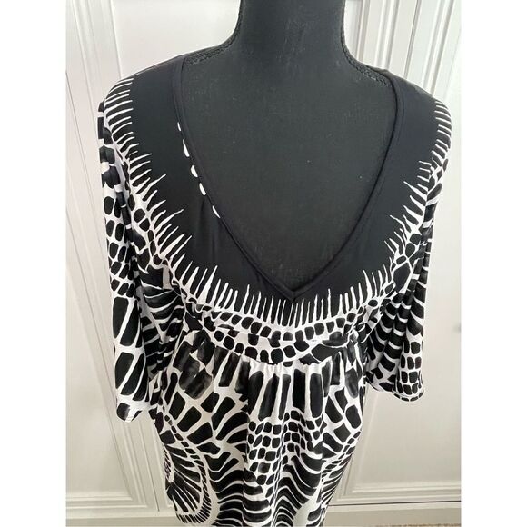 Trina Turk Tynic Top‎ Black and White women’s size small ￼ - Picture 4 of 8